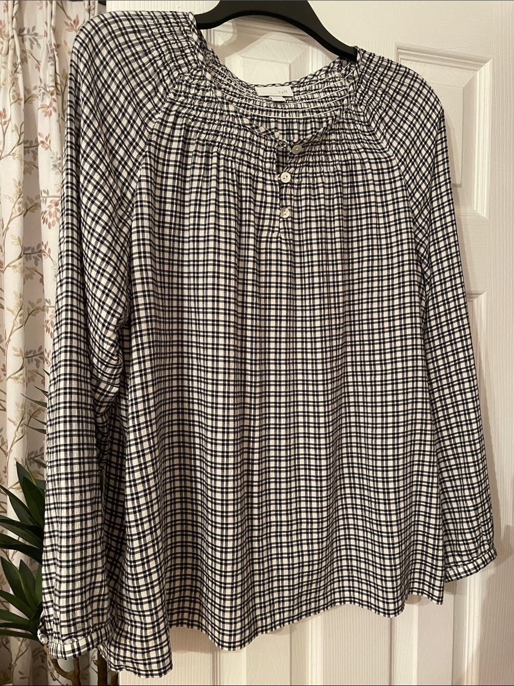 J.Jill Womens Black & White Plaid Peasant Blouse w/beautiful gathered neckline.